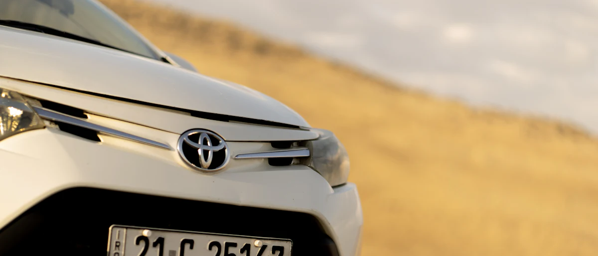 Beyaz bir Toyota'nın ön ızgarası ve far grubu, yakın plan